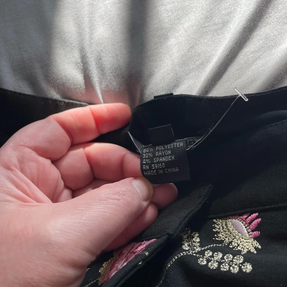 EUC Karen Kane Lifestyle Petites black/pink floral embroidered cropped pants 14P